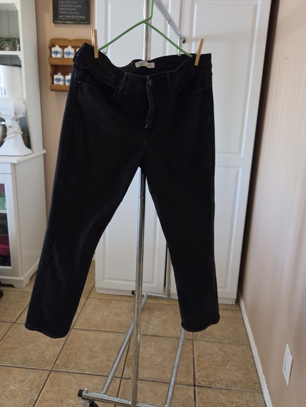 Levi's Women's Signature Black Straight-Leg Jeans